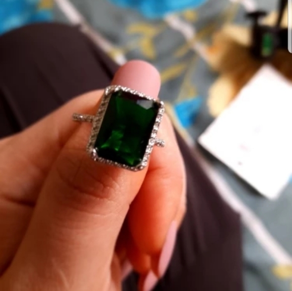 Large green stone ring!!! - Picture 7 of 8